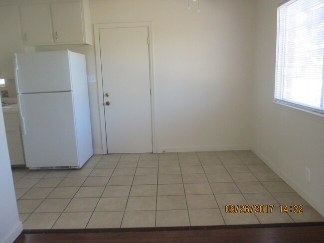 Building Photo - GIL560