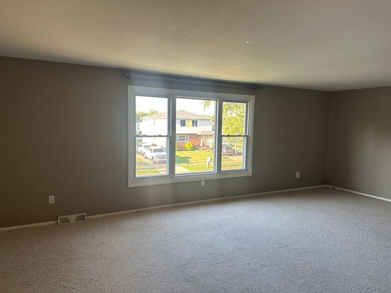 Building Photo - 45 Lemans Dr