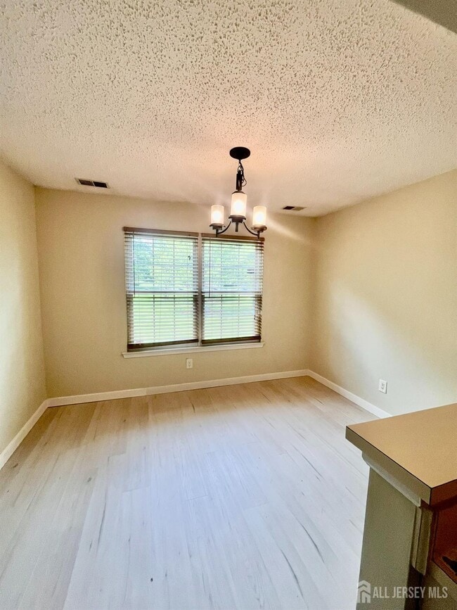 Building Photo - 11 Tanglewood Ct