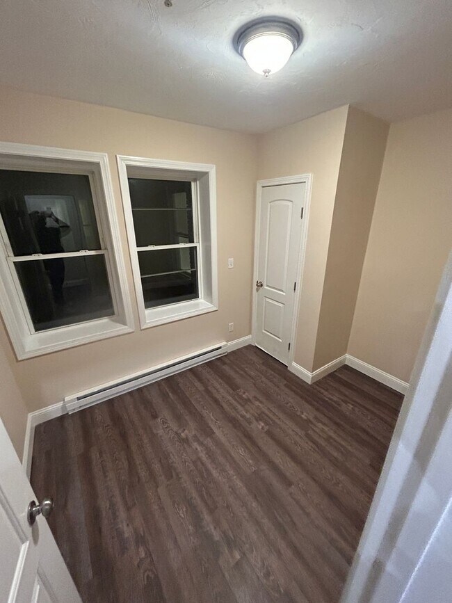 Building Photo - 1039 Main St