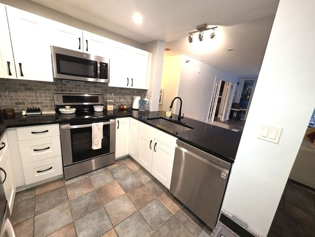 Building Photo - 345 N La Salle Dr