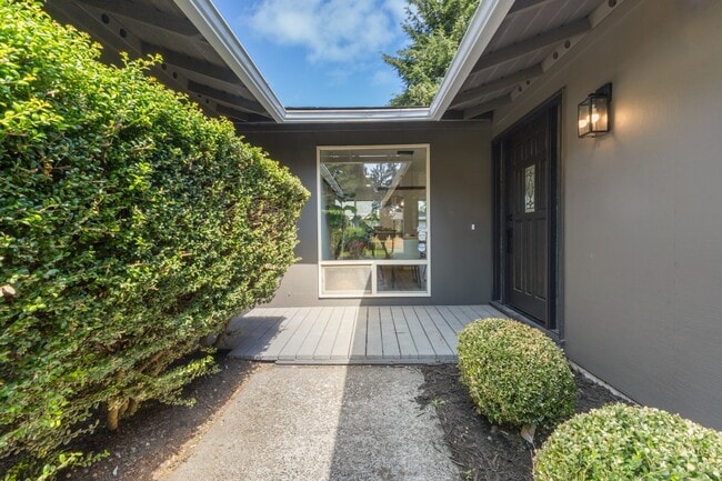 Building Photo - Fully Remodeled 4BR Rambler in Private Fed...