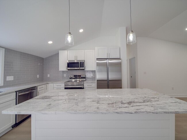 Building Photo - Beautifully Remodeled 3-bedroom, 2 bath house