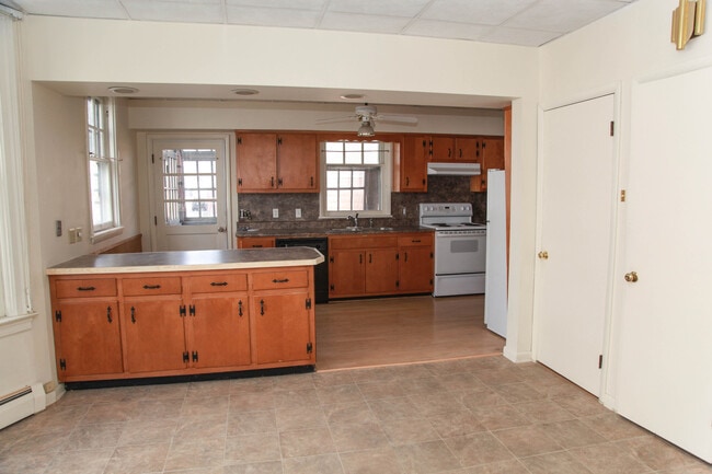 Building Photo - Large 3 Bedroom + Bonus Room with Laundry ...