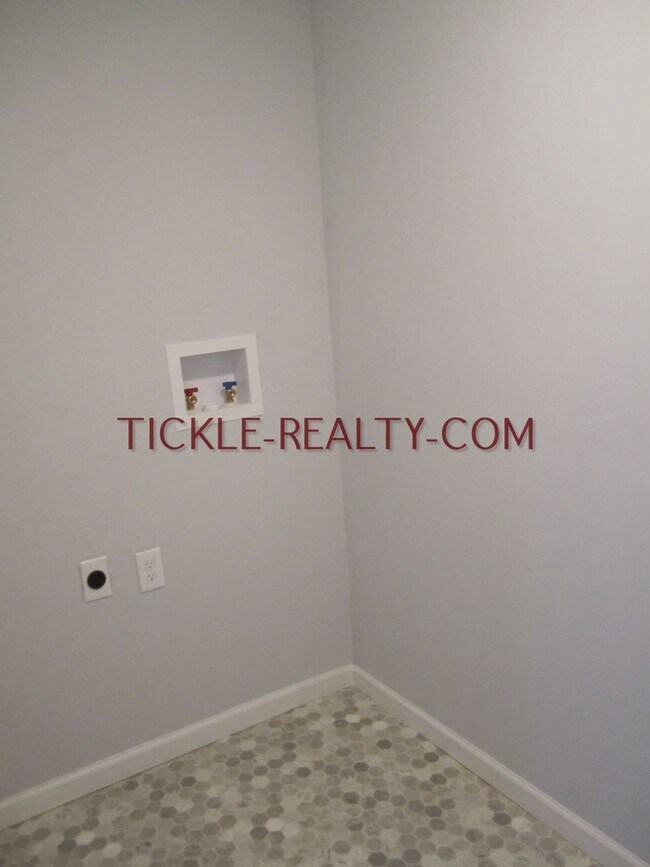 Building Photo - 3 Bedroom Single Family House