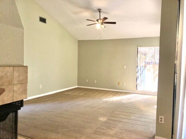 Building Photo - Available for move in February 2026!! Nice corner 2bed/2bath condo on 2nd floor with a spacious b...