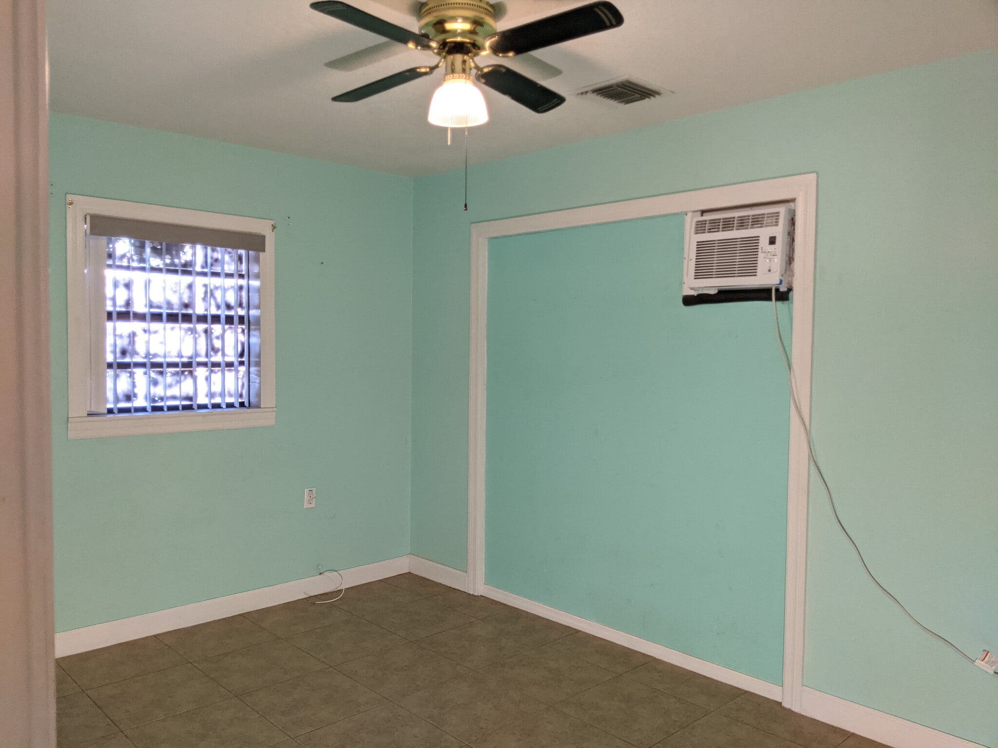 Building Photo - 2601 Bonneville Dr