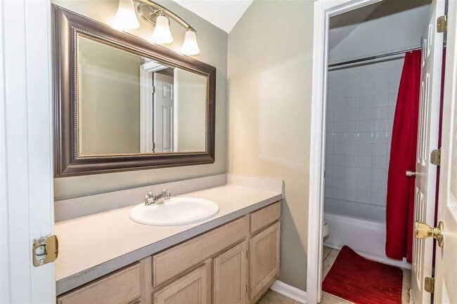 Building Photo - Charming 3/2 Home with Pet-Friendly Yard &...