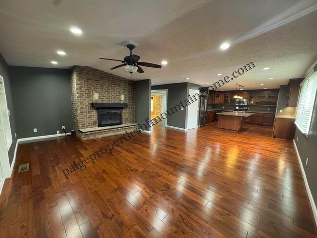 Building Photo - 4 Bed/2 Bath Home in Village Green