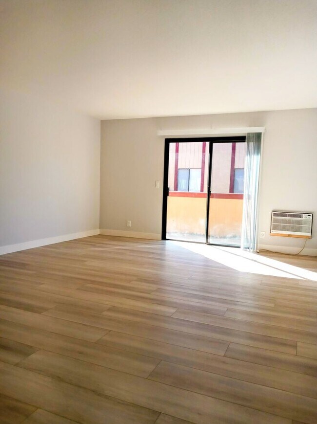 Building Photo - Refurbished Second Floor 1bd Condo With Pool & In-unit Laundry