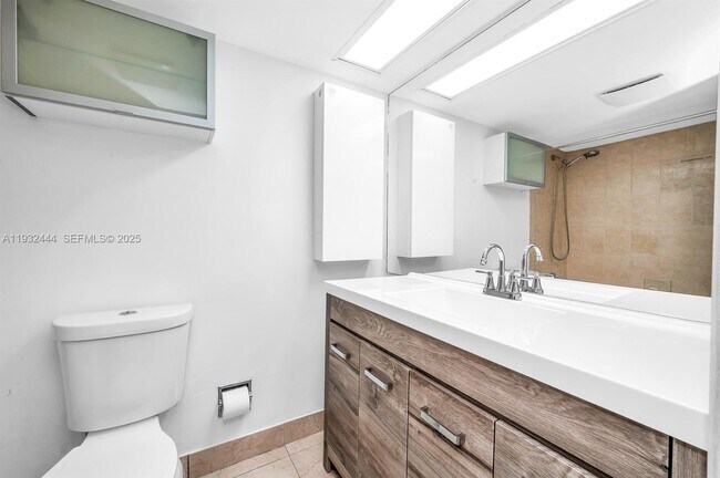 Building Photo - 2800 N Palm Aire Dr