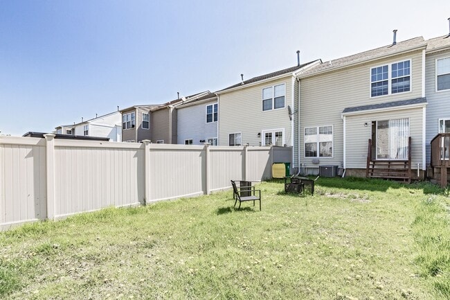 Building Photo - Exceptionally Nice 3 BR 2.5 BA Townhome in River Walk