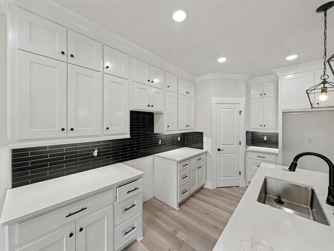 Building Photo - Beautiful New Build with Style