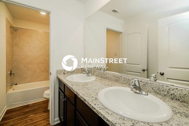 Building Photo - 5 Bedroom Pet-Friendly Home in New Braunfels, TX with Main Street Renewal