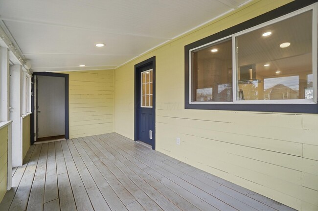 Building Photo - 270 S Cypress Ave