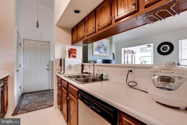 Building Photo - 6205 Sandpiper Ct