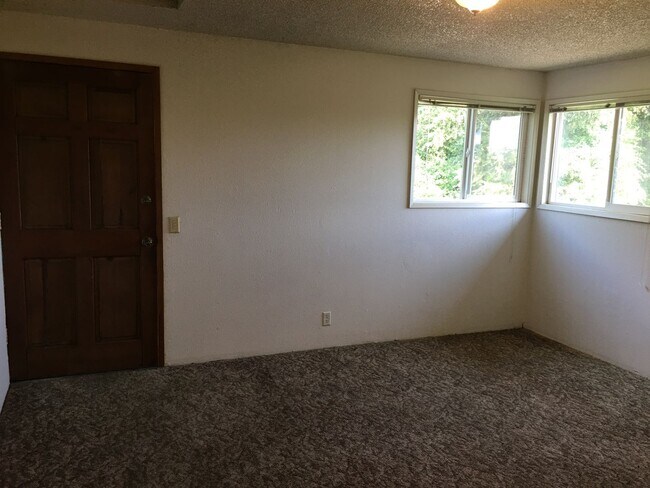 Building Photo - ch/lo06