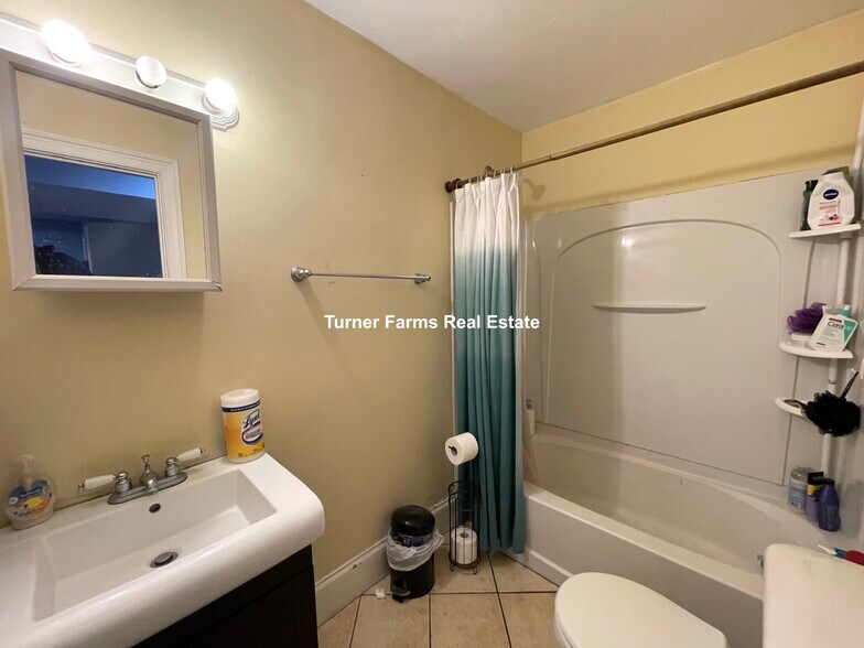 Building Photo - 731 Parker St