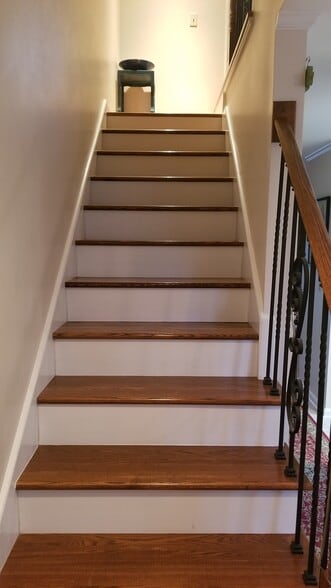 Hardwood staircase - 292 Woodhaven Drive