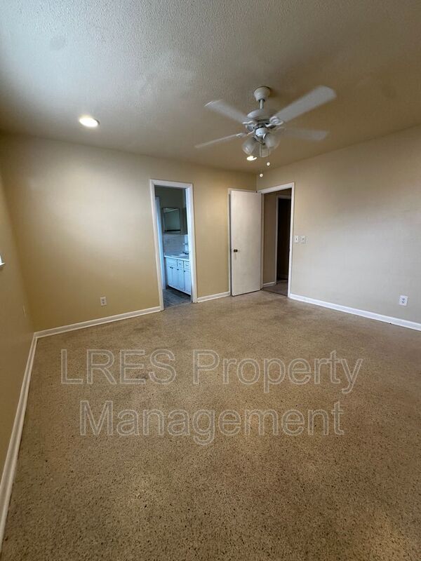 Building Photo - 2719 Merrie Oaks Rd