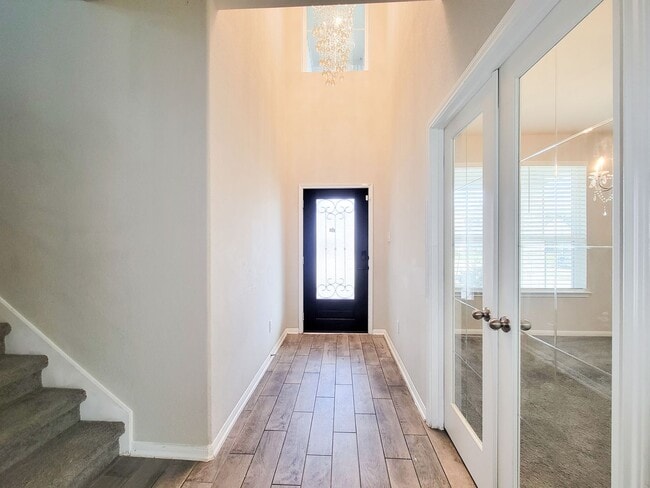 Building Photo - Live comfortably in this stunning Lake Rid...