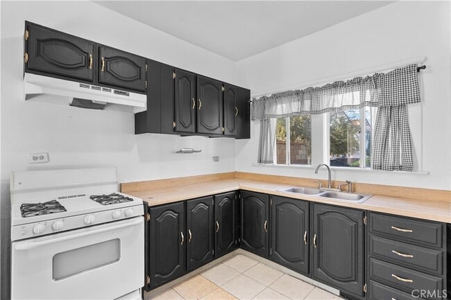 Building Photo - 1445 S Rebecca St