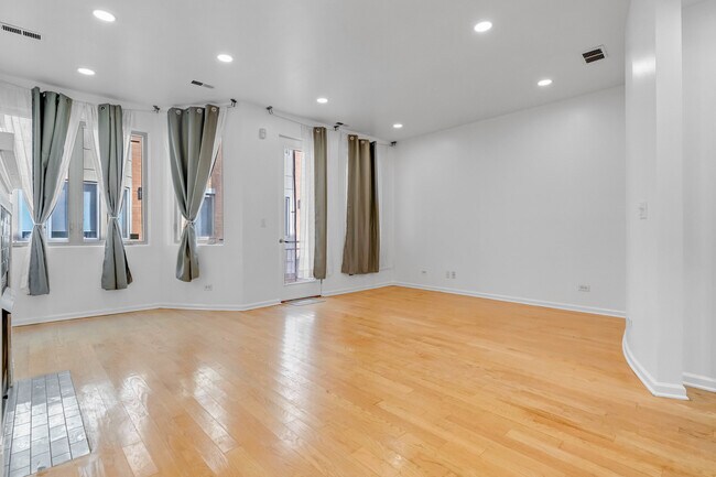 Building Photo - 3262 W Armitage Ave