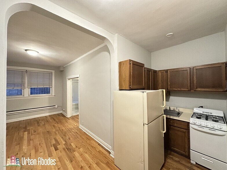 Building Photo - 515 W Melrose St