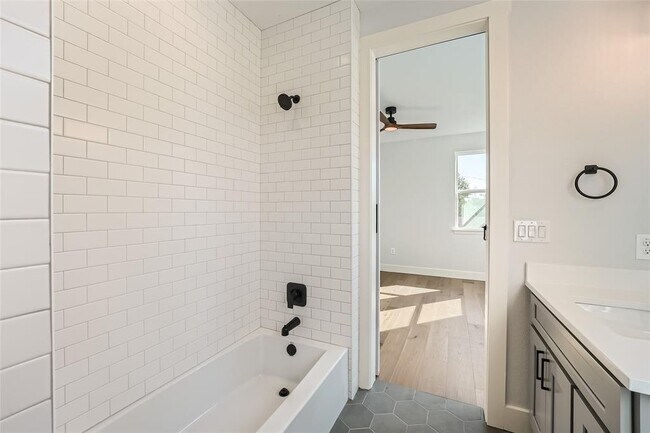 Building Photo - 1707 Perez St