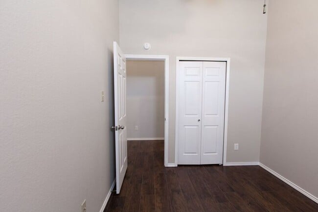 Building Photo - 653 Spring Valley Rd