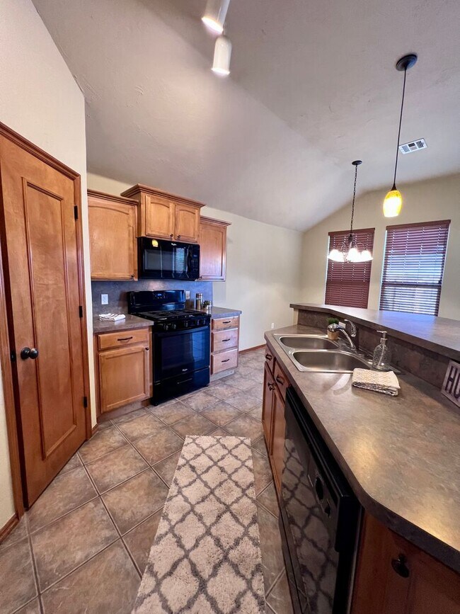 Building Photo - Beautiful home in Heatherwood addition in Moore!