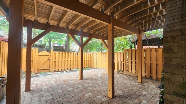 Building Photo - Renovated Kingstowne Townhouse | 3 Beds, 2...
