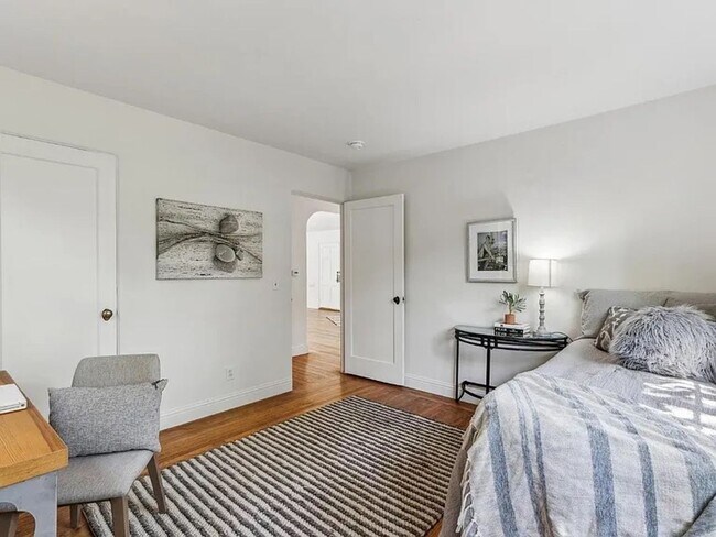 Building Photo - Great 3/2 in Incredible Downtown Location