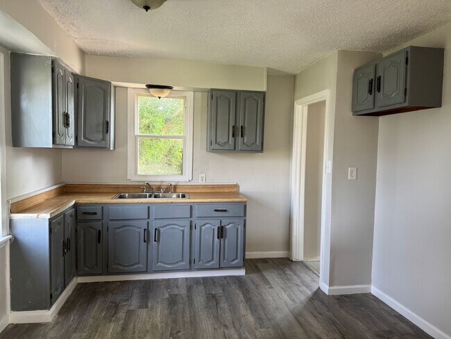 Building Photo - Gorgeous 3 bed 2 bath Eastpointe bungalow ...