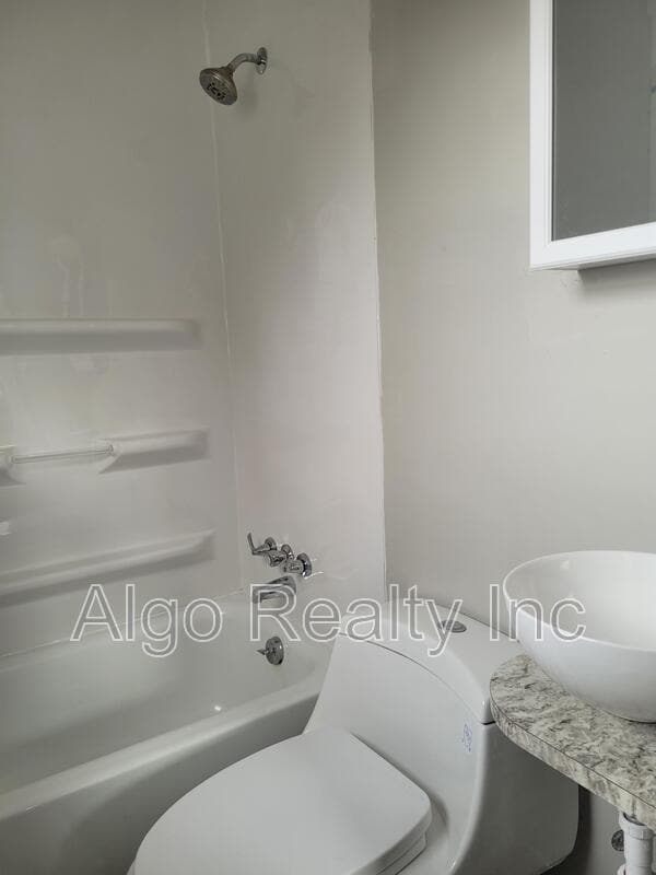 Building Photo - 133 Winifred St W