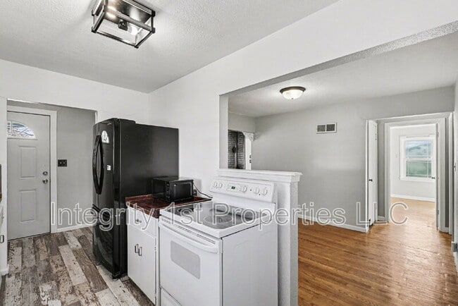 Building Photo - 211 SE 7th St