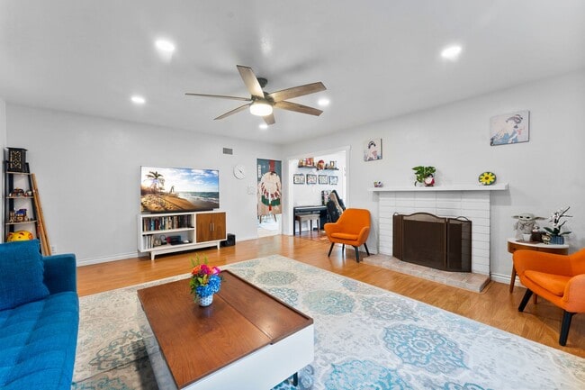 Building Photo - SPACIOUS 4 BEDROOM/2 BATHROOM HOME FOR REN...