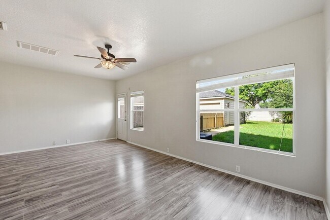 Building Photo - 9631 Coyote Creek Dr