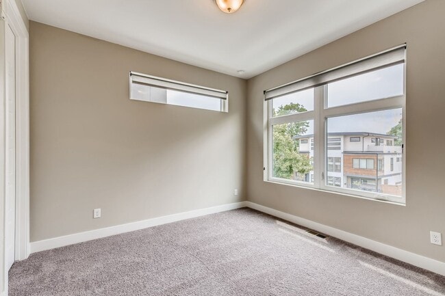 Building Photo - Modern Townhome for Rent