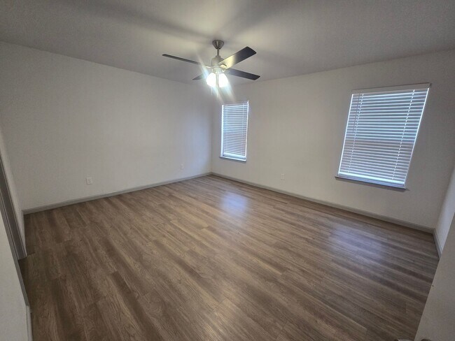 Building Photo - Spacious 4/3/2 Home with Modern Finishes and Great Location