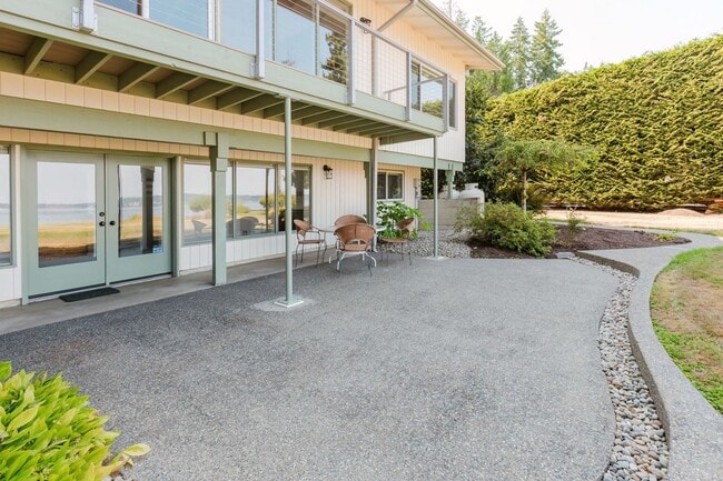 Building Photo - Low Bank Waterfront New Remodel on Huge Lot