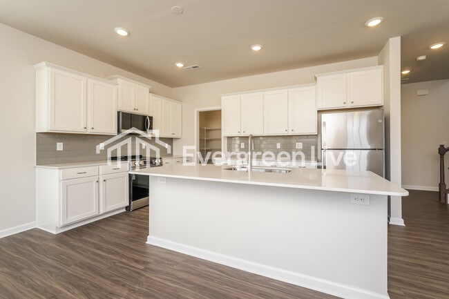 Building Photo - 5615 Hydrangea St