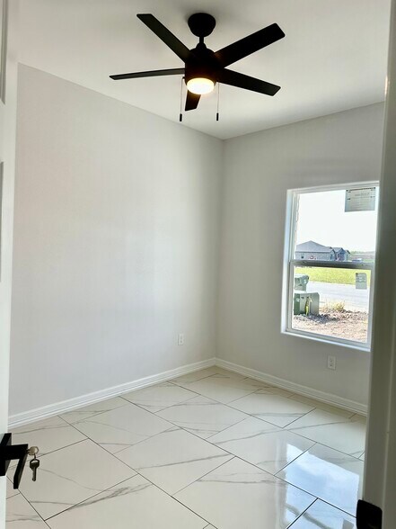 Building Photo - 1006 Escondido Ln E