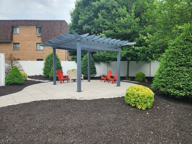 Building Photo - 59 Willet St