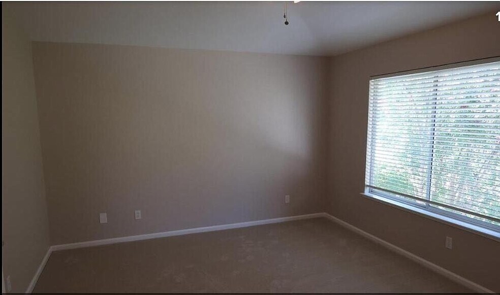 Building Photo - 1715 Palatia Dr