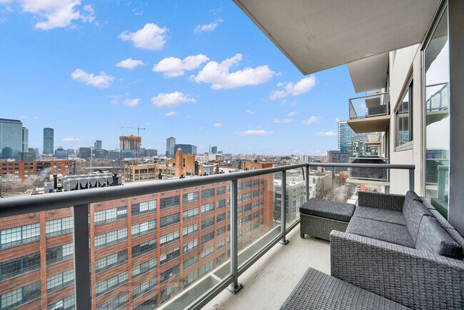 Building Photo - 910 W Huron St