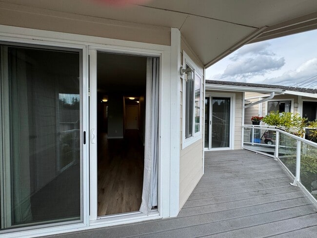 Building Photo - Downtown Poulsbo water view condo...comple...