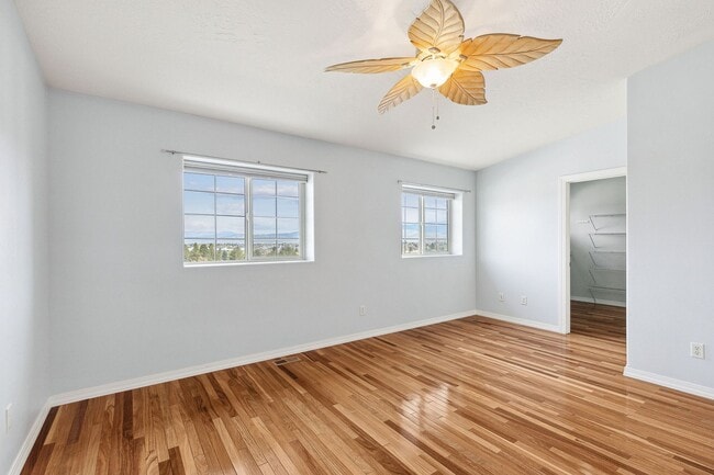 Building Photo - Spacious Sun-filled 3 bed 2.5 Bath Townhouse