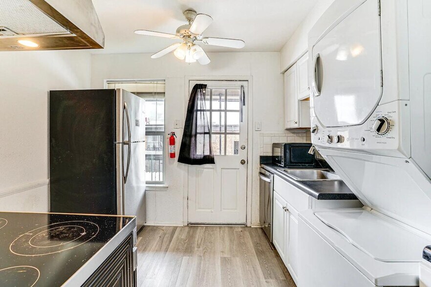 Building Photo - 10228 Regal Oaks Dr