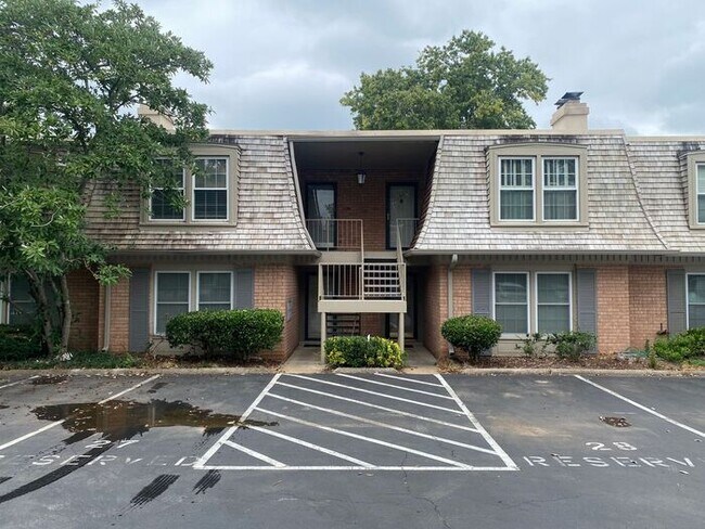Building Photo - Beautiful 2 Bedroom / 2 Bath Apartment in Green Hills Under $2000!